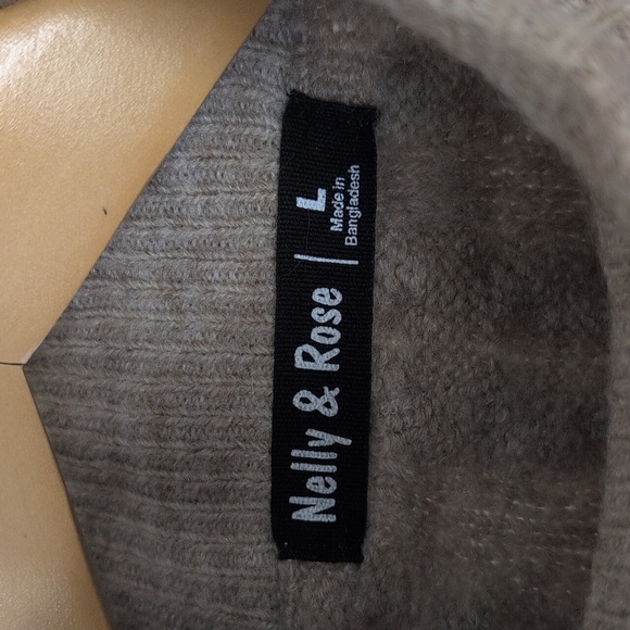 Elegant Gray Cable Knit Turtleneck Sweater - Picture 4 of 5